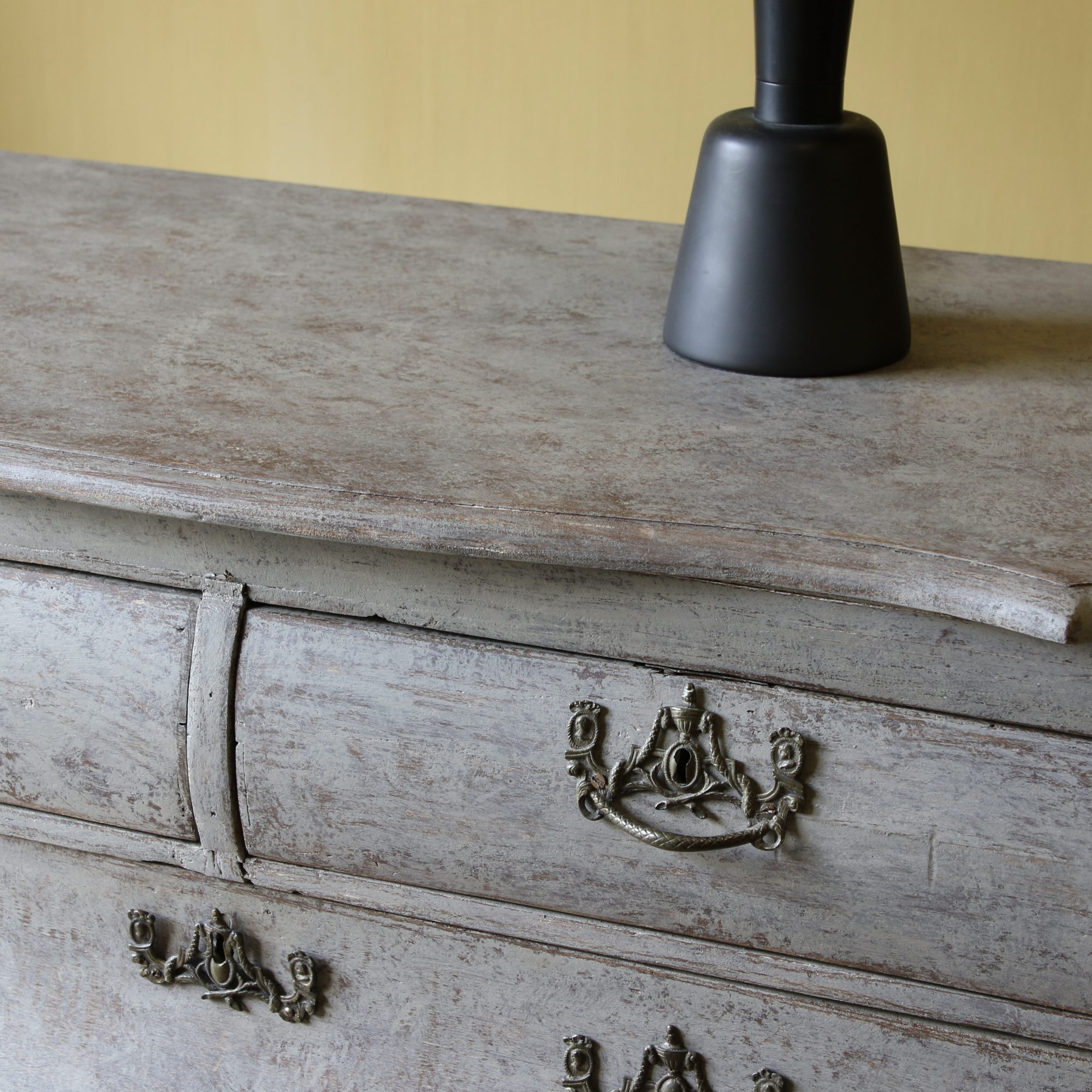 Dutch Bombe Commode